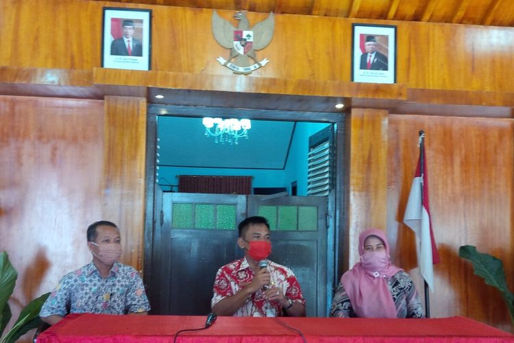 Pemilik indekos Siti Mutmainah bersama suami, Totok dan Camat Grogol Bagas Windaryatno saat memberikan klarifikasi insiden pengusiran di Kantor Kecamatan Grogol, Sukoharjo, Jawa Tengah, Selasa (28/4/2020).