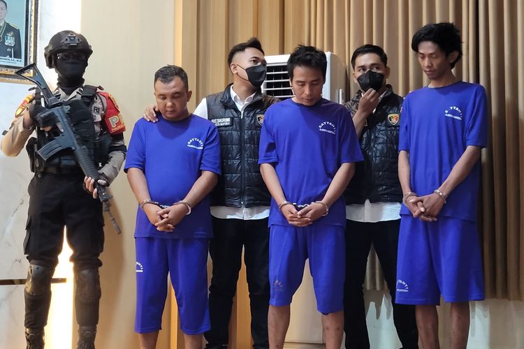 Anang Yusup Riyanto (kiri), pelaku penembakan juru parkir Hotel Braga Purwokerto saat konferensi pers di Mapolresta Banyumas, Jawa Tengah, Senin (29/4/2024).