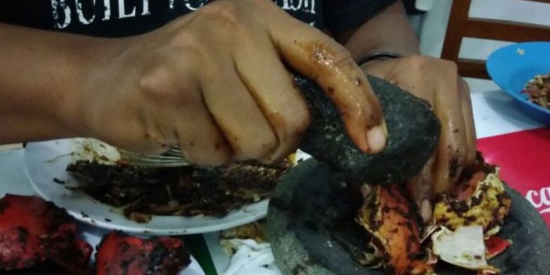 Kepiting Gemes Pak Mamo di cabang Pantai Sari Pekalongan, Jawa Tengah.