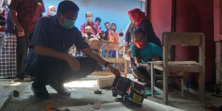Bupati Sumedang H Dony Ahmad Munir mengunjungi tempat workshop miniatur mobil milik Kang Maman di Karyamukti, Tomo, Sumedang, Jawa Barat, Jumat (9/10/2020). 