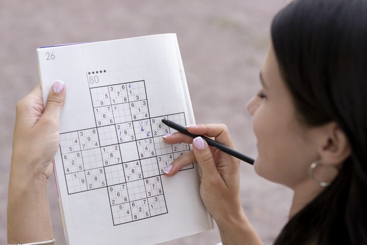 Bukan Cuma Mengingat, Ini yang Dilatih Otak Saat Main Teka-teki Silang