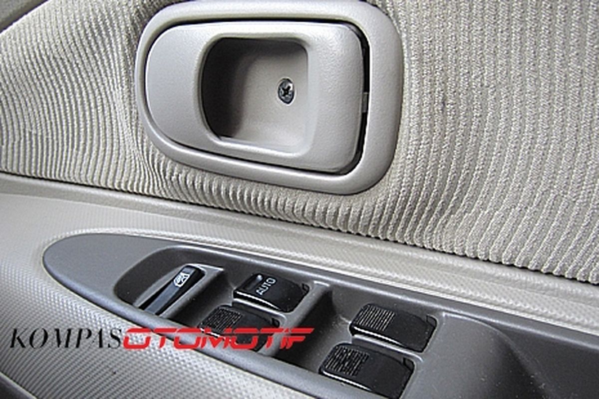 Tombol power window di sisi pengemudi