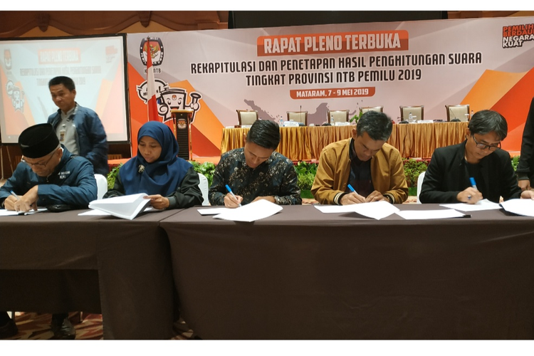 Rapat pleno rekapitulasi dan penetapan hasil  pemilu 2019 berakhir Senin (13/5/2019) dini hari.