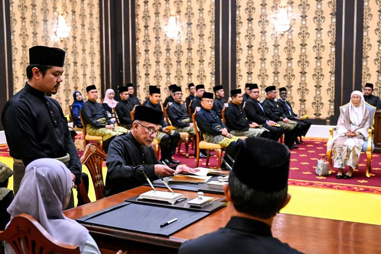 Perdana Menteri Malaysia Anwar Ibrahim saat bersumpah sebagai PM ke-10 di Istana Negara, Kuala Lumpur, Malaysia, Kamis (24/11/2022).