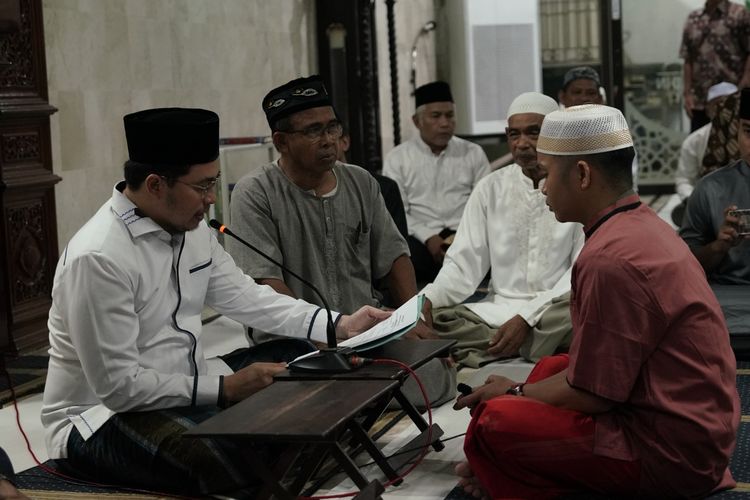 Bupati Hulu Sungai Tengah (HST) Aulia Oktafiandi dalam acara pengislaman warga yang digelar di Masjid Mujahidin Barabai, Sabtu (6/4/2024) malam.
