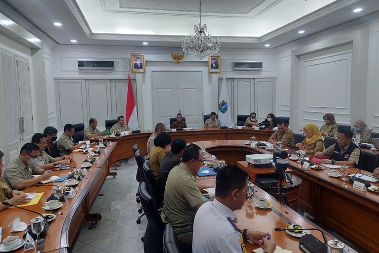 Penjabat (Pj) Gubernur DKI Jakarta Heru Budi Hartono saat bakal membahas sejumlah hal dalam rapat pimpinan (rapim) yang digelar di Balai Kota DKI Jakarta, Jakarta Pusat, Senin (28/11/2022).