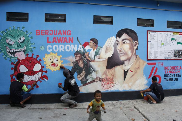 Warga menyelesaikan mural bertema Berjuang Lawan Corona saat kerja bakti bersih lingkungan di Kampung Sewu Solo, Jawa Tengah, Minggu (8/8/2021). Selain menyambut HUT Ke-76 Kemerdekaan Republik Indonesia, mural tersebut dibuat warga setempat untuk  memperindah kampung dan ajakan mematuhi protokol kesehatan agar merdeka dari pandemi Covid-19.