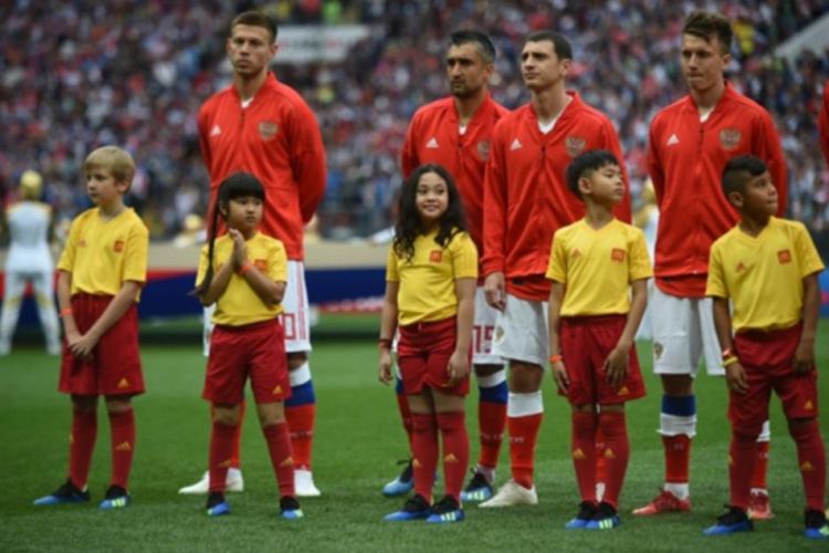 Rania Premiera Gumay, 9, tengah, menjadi player escort dalam pertandingan perdana Piala Dunia FIFA 2018 Rusia