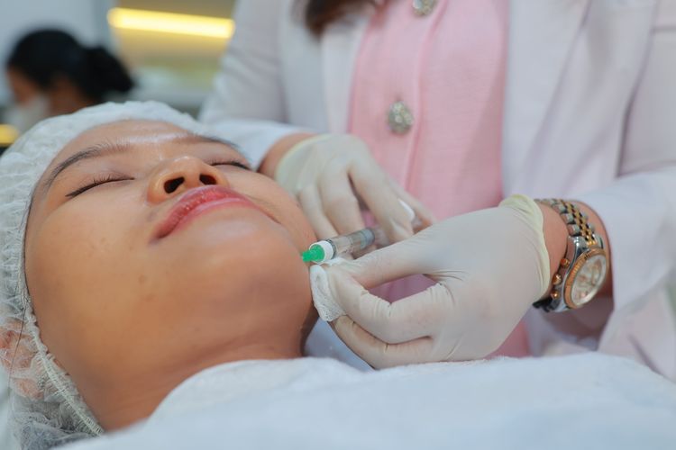 Ilustrasi pasien sedang mencoba suntik DNA Salmon di Skin Evo Clinic, Jakarta Selatan, Kamis (20/6/2024).