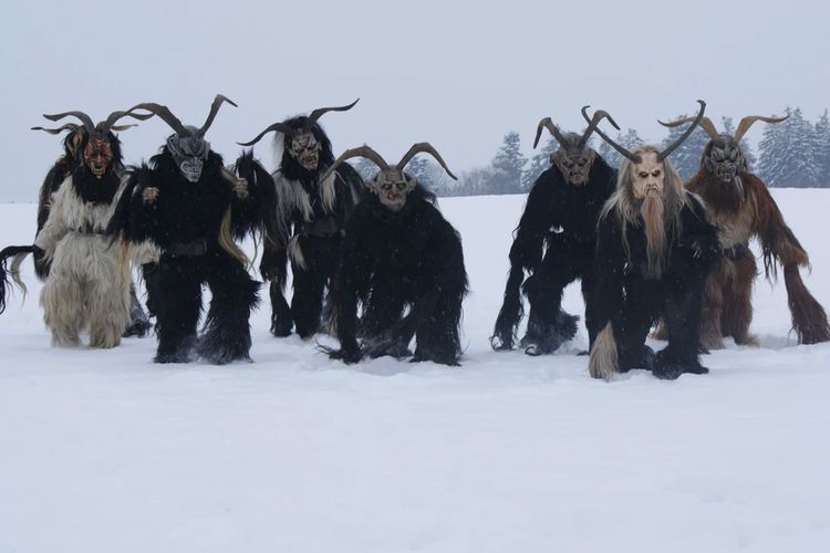 Tradisi unik warga Austria dalam merayakan Natal adalah dengan melakukan parade menggunakan kostum Krampus.