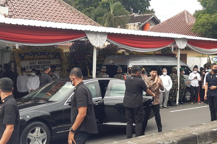 Presiden Joko Widodo (Jokowi) tiba di rumah duka pamannya, Miyono Suryo Sarjono (82) Gondang, Manahan, Banjarsari, Solo untuk melayat pada Senin (28/2/2022).