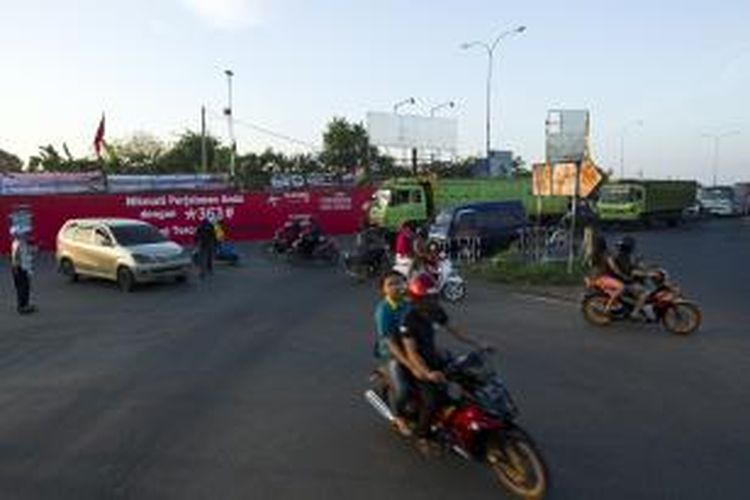 Simpang Jomin di Karawang, Jawa Barat, Rabu (24/7/2013). Simpang Jomin merupakan daerah rawan macet pada setiap arus mudik, karena merupakan titik bertemunya kendaraan dari arah Cikopo dan Kaliurip. 