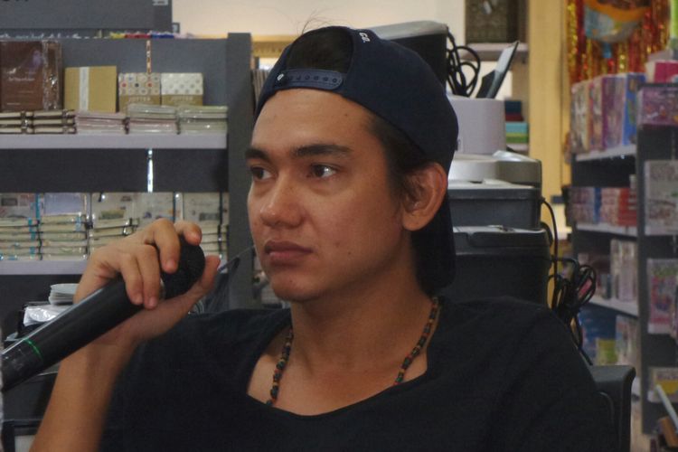 Artis peran Adipati Dolken hadir dalam peluncuran novel Posesif di Senayan City, Sabtu (21/10/2017).