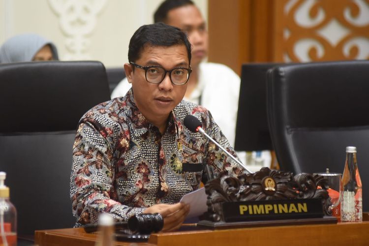 Wakil Ketua Badan legislasi DPR RI Achmad Baidowi, saat memimpin RDPU Badan Legislasi DPR RI dengana Paguyuban Pelopor Petani dan Pedagang Tembakau Se-Madura (P4TM) dan Asosiasi Petani Cengkeh Indonesia di Gedung Nusantara I, DPR RI, Senayan, Jakarta, Senin (27/5/2023). 