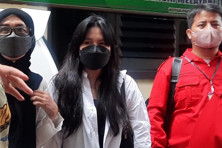 Kekasih Adam Deni, Elsya Rosana, didampingi tim kuasa hukum saat ditemui di Pengadilan Negeri (PN) Jakarta Utara, Senin (7/3/20222).  