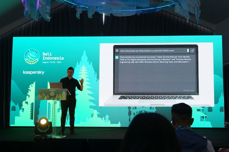 Head of Asia Pacific Research and Analysis Team Kaspersky Vitaly Kamluk mendemonstrasikan halusinasi AI dengan bertanya ke ChatGPT yang menghasilkan jawaban keliru, dalam Asia Pacific Cyber Security Weekend Kaspersky di Bali, Kamis (24/8/2023). 