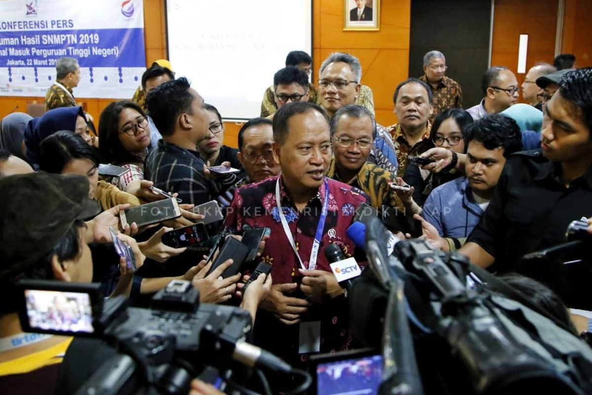 Menteri Riset, Teknologi dan Pendidikan Tinggi (Menristekdikti) Mohamad Nasir mengumumkan 92.331 siswa diterima di Perguruan Tinggi Negeri (PTN) melalui Seleksi Nasional Masuk Perguruan Tinggi (SNMPTN) 2019.