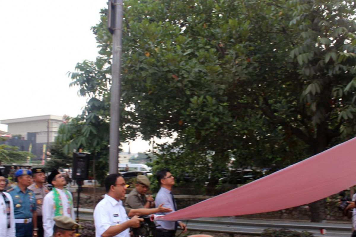 Gubernur DKI Jakarta Anies Baswedan bersama KPK melakukan penertiban reklame di Jakarta, Jumat (19/10/2018).