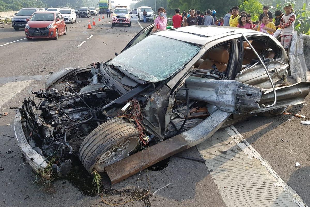 BMW mengalami kecelakaan tunggal di Tol Jagorawi, Minggu (19/4/2020)