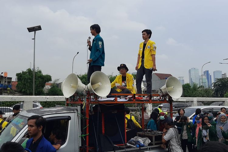 Aksi mahasiswa dari berbagai perguruan tinggi menolak omnibus law RUU Cipta Kerja di depan Gedung DPR, Jakarta, Rabu (4/3/2020).