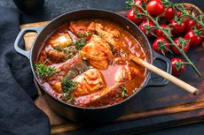 Resep Sup Ikan Tomat Pedas, Ide Makan Siang Berkuah nan Segar
