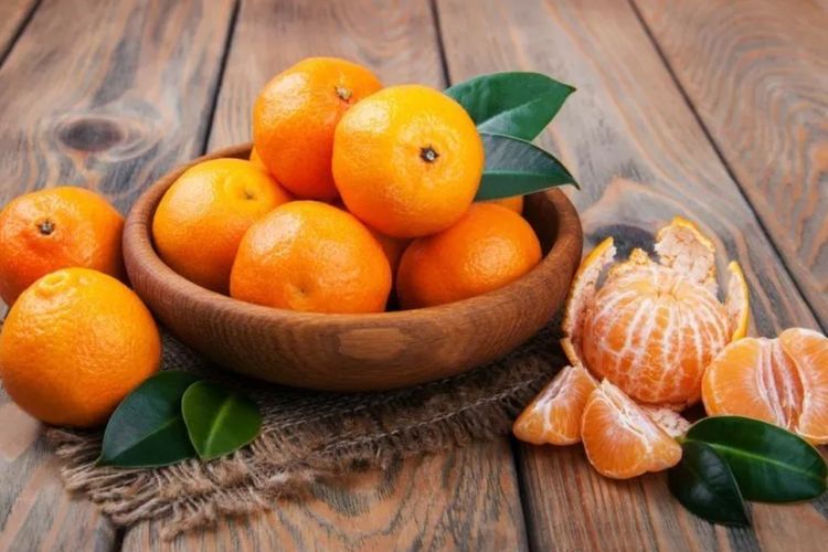 Buah sitrus seperti jeruk merupakan salah satu makanan yang dapat membantu mencegah bau badan.