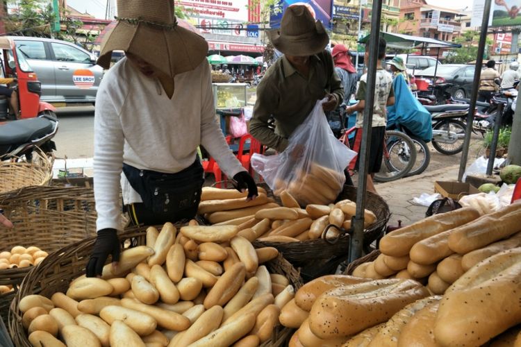 Pedagang merapikan noum boang, roti khas Kamboja di Psaleu Market, Siem Reap, Kamboja.