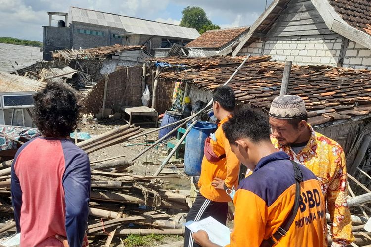 Sejumlah rumah di pesisir Rembang, Jawa Tengah mengalami kerusakan akibat terdampak banjir rob yang terjadi beberapa hari belakangan
