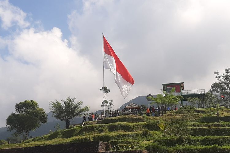 Bendera Merah Putih berukuran besar berkibar di Bukit Klangon, Glagaharjo, Cangkringan, Kabupaten Sleman. Bendera di kibarkan dalam upacara menyongsong Hari Ulang Tahun (HUT) ke-77 Republik Indonesia.