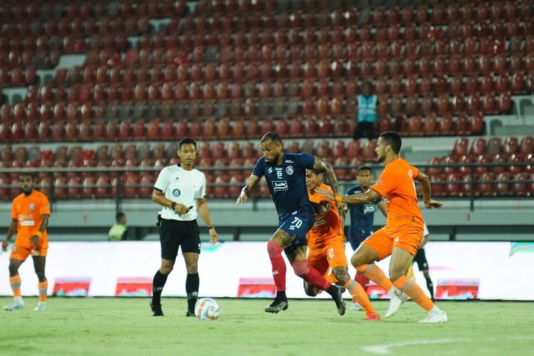 Suasana duel pekan ke-15 Liga 1 2023-2024 antara Arema FC vs Borneo FC di Stadion Kapten I Wayan Dipta, Gianyar, Bali, 6 Oktober 2023.
