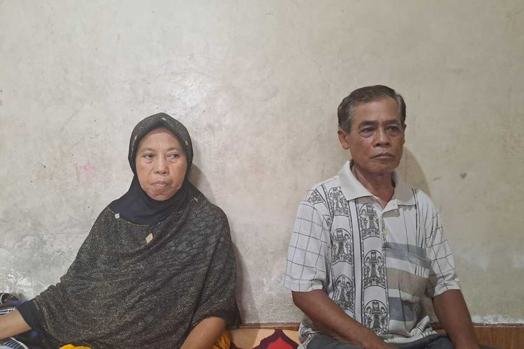 Lansia N (N) korban peluru nyasar didampingi suaminya M Tahir (64) saat berada di rumahnya di Jl AR Dg Ngunjung Lorong 3,, Kelurahan Rappokalling, Kecamatan Tallo, Makassar, Sulawesi Selatan (Sulsel), Kamis (11/1/2023).