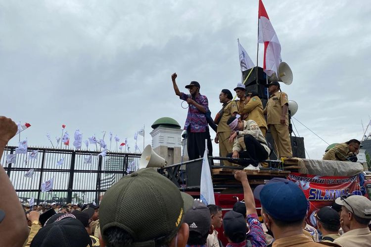 Massa PPDI melakukan aksi demonstrasi di depan Gedung DPR/MPR di Jakarta Pusat, Rabu (25/1/2023). Mereka menuntut sejumlah hal termasuk masa jabatan hingga kesejahteraan purnatugas. 