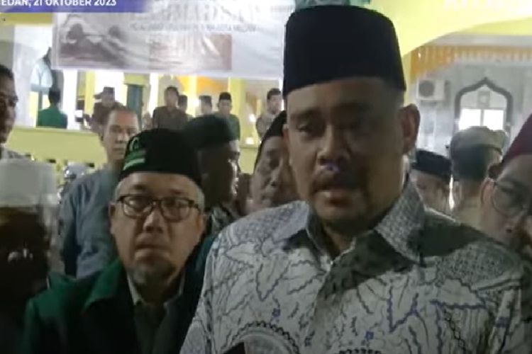 Wali Kota Medan Bobby Nasution memberikan penjelasan kepada awak media soal dirinya yang ditunjuk menjadi juru kampanye nasional Ganjar-Mahfud, Sabtu (21/10/2023). Di kesempatan itu, Bobby juga ditanyai seputar peluang kakak iparnya, Gibran Rakabuming Raka, untuk melaju sebagai cawapres Prabowo Subianto.