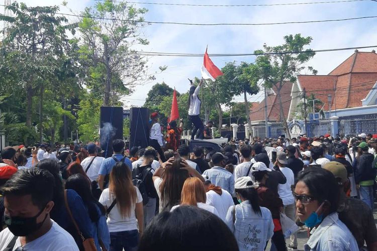 Massa aksi pekerja hiburan malam aksi joget di depan balai kota Surabaya, Senin (3/8/2020).