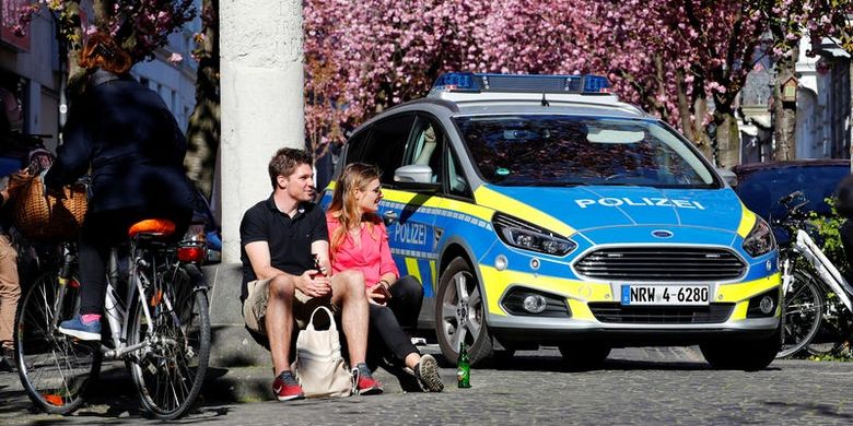 Polisi berpatroli di area bunga sakura di Bonn, Jerman.