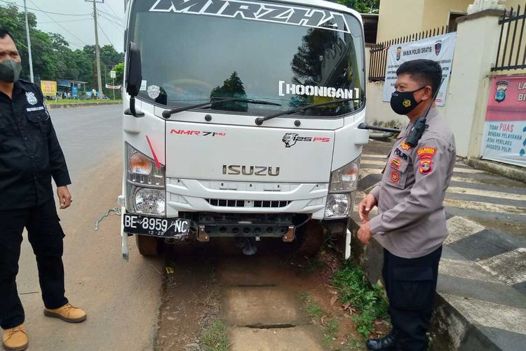 Barang bukti berupa truk milik Agus Supriyadi (38) warga Lampung Timur yang dirampok oleh kawanan perampok di Bandar Lampung.