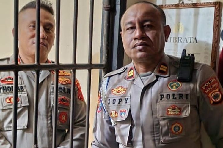 Anggota Polda Maluku Iptu Thomas Keliombar ditahan di sel tahanan khusus Polda Maluku usai kembali berulah menganiaya warga di Jalan AY Patty Ambon, Jumat (20/1/2023)
