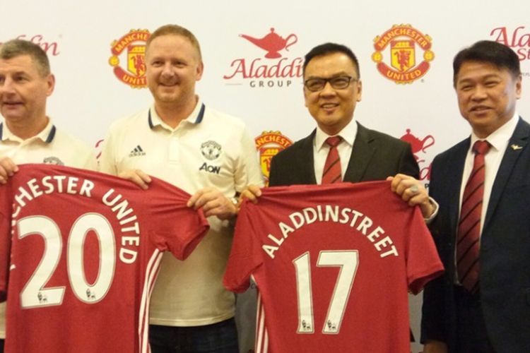 Aladdin Group mengumumkan ikatan kerja sama dengan Manchester United di Hotel Fairmont, Jakarta, Sabtu (18/3/2017). Turut hadir Denis Irwin dan David May (paling kiri dan kedua dari kiri).