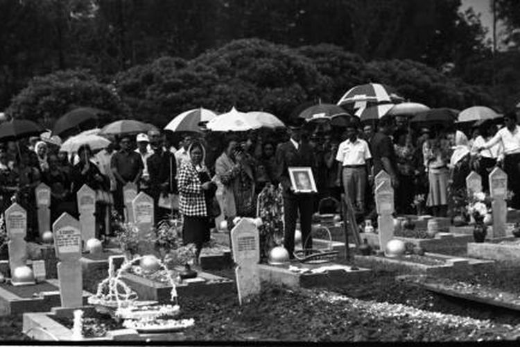 Jenazah Maria Ulfah Soebadio dimakamkan di TMP Kalibata melalui suatu upacara kenegaraan yang dipimpin Menteri Negara Urusan Peranan Wanita, Ny. A. Sulasikin Murpratomo pada Sabtu (16/4/1988)