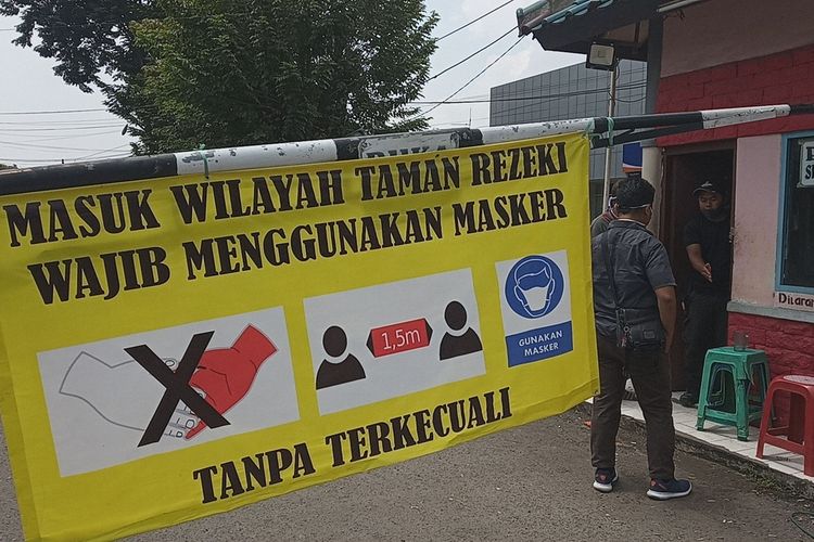 Suasana usai terjadi insiden di Perumahan Taman Rezeki, Kelurahan Ciriung, Kecamatan Cibinong, Kabupaten Bogor, Jawa Barat, Selasa (14/4/2020).