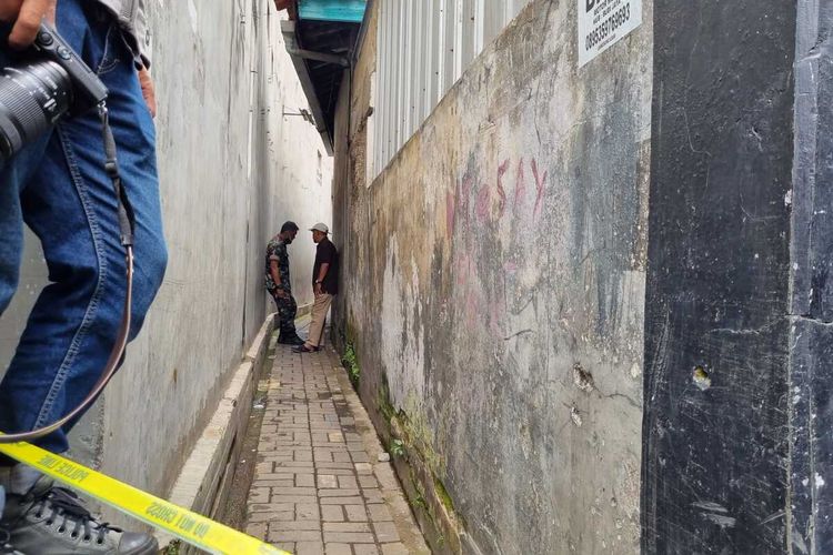 Sebuah gang yang mengarah pada kontrakan ditemukannya mayat wanita di Bandung, Selasa (7/6/2023).