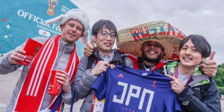 Suporter dari beberapa negara berbeda merayakan pembukaan FIFA Fan Fest Moskow, Minggu (10/6/2018).
