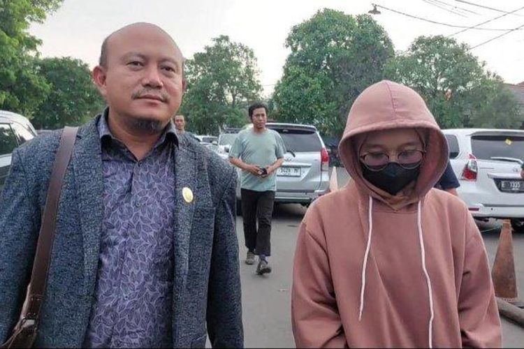 Adik Pegi Setiawan, Lusiana (kanan), saat keluar dan hendak meninggalkan Mapolres Cirebon Kota didampingi kuasa hukumnya selepas menjalani pemeriksaan sebagai saksi atas kasus yang menimpa kakaknya, Pegi Setiawan (28), Selasa (28/5/2024). 

