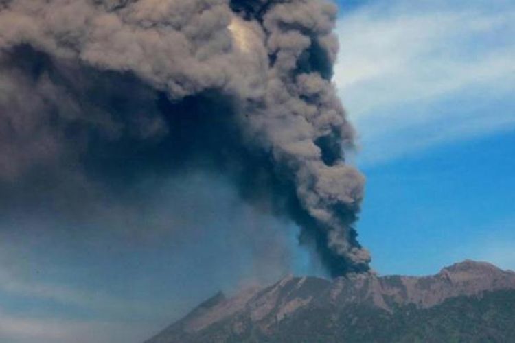 Gunung Raung yang memiliki ketinggian 3.300 meter, terlihat memuntahkan material vulkanik, terlihat dari Bondowoso, Jawa Timur, 12 Juli 2015. Letusan Gunun Raung telah mengakibatkan sejumlah bandara lokal di Jawa Timur dan Bandara Ngurah Rai Bali sempat ditutup.