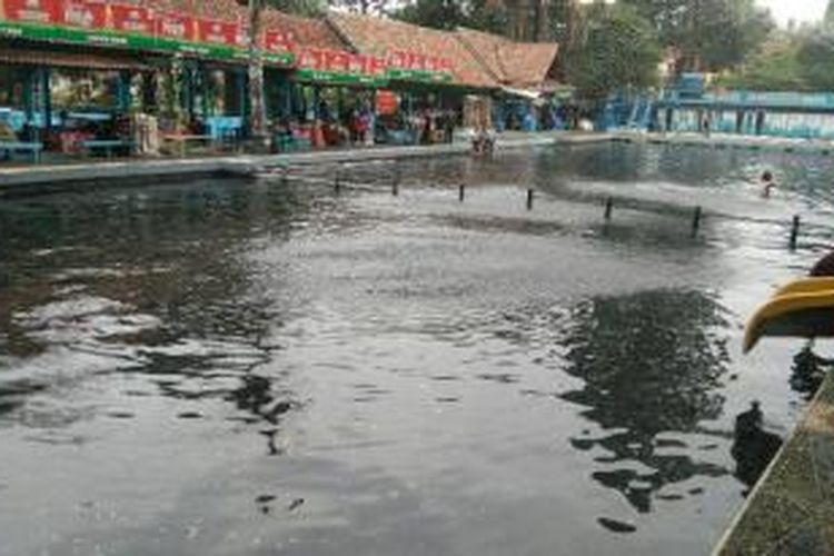 Kolam renang batu quran