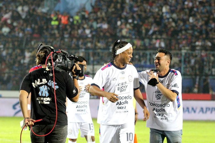 Legenda sepak bola Ronaldinho berseragam RANS Nusantara FC bergurau dengan Raffi Ahmad sebelum pertandingan Trofeo Meet The Star melawan Persik Kediri di Stadion Kanjuruhan Kepanjen, Kabupaten Malang, Minggu (26/6/2022) malam.