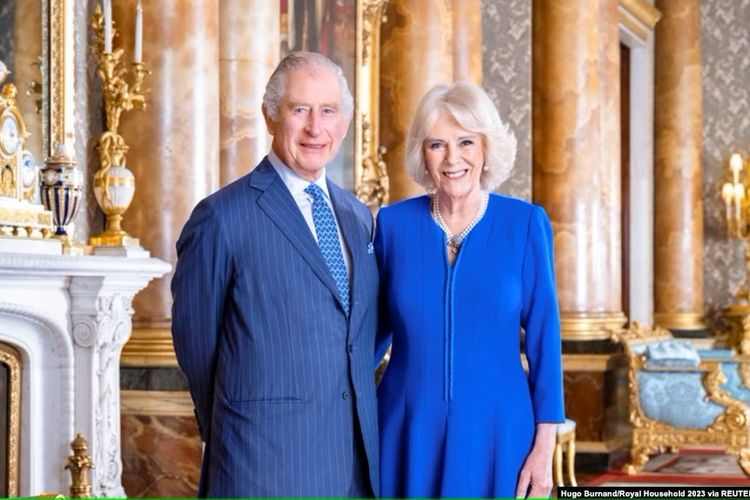 Raja Charles III dan Camilla, Permaisuri, yang difoto oleh Hugo Burnand di Blue Drawing Room di Istana Buckingham, London, Inggris, 28 April 2023.