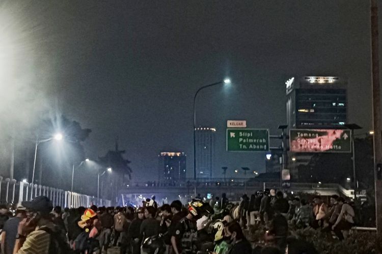 Situasi demonstrasi di sekitar gerbang utama Kompleks DPR/MPR RI di Jalan Gatot Subroto Nomor 1, Senayan, Jakarta Pusat pukul 19.38 WIB Sabtu (30/8/2025). Massa yang mendatangi kompleks DPR sekak Sabtu siang masih bertahan hingga pukul 23.00 WIB.