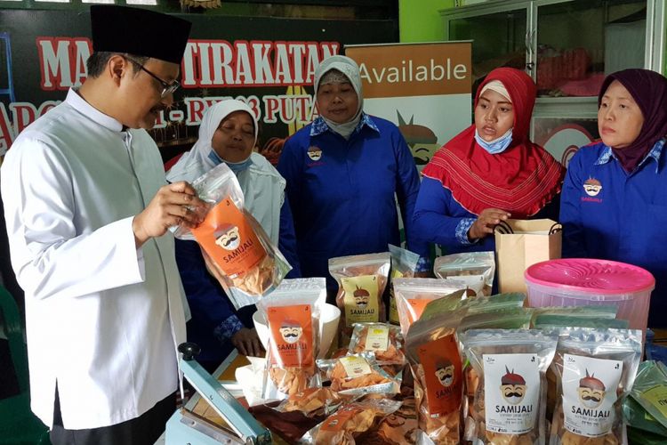 Gus Ipul di pusat penjualan krupuk Samijali di eks Lokalisasi Dolly, Rabu (24/1/2018).