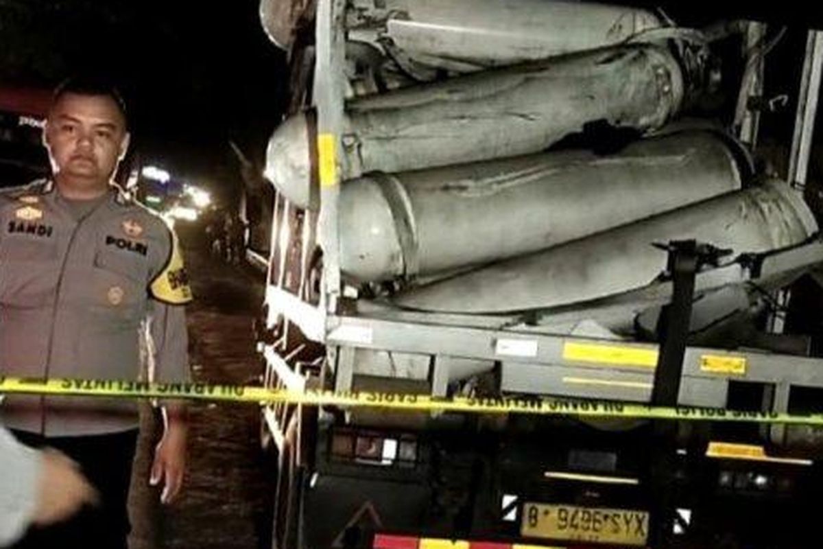 Polisi saat memasang police line di TKP truk pengangkut tabung gas meledak di Jalan Raya Sukabumi - Bogor, tepatnya di Kampung Lodaya, Desa Karangtengah, Kecamatan Cibadak, Kabupaten Sukabumi. 